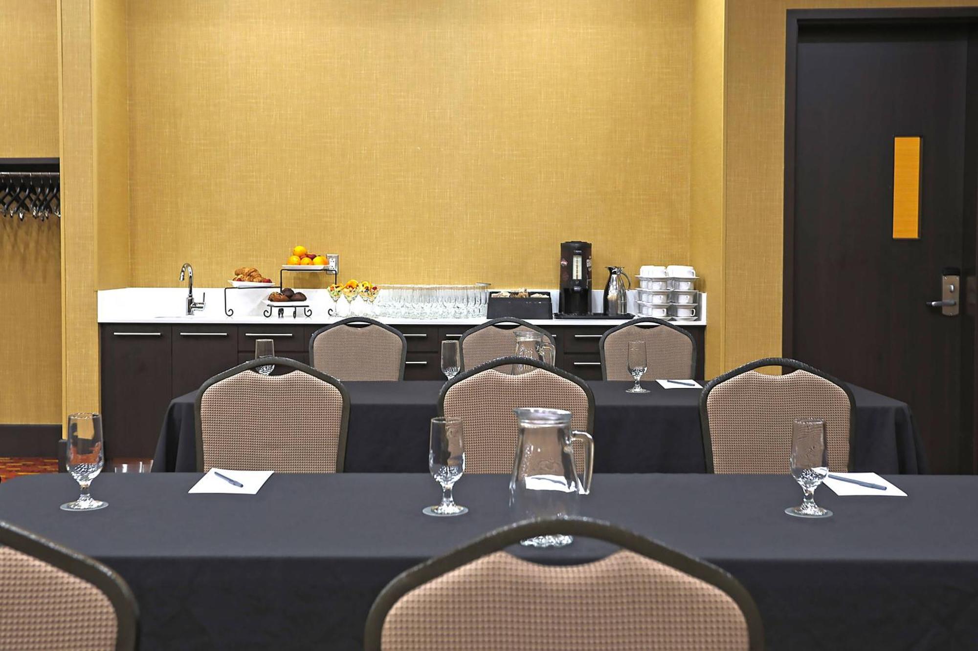 Courtyard By Marriott Montreal West Island/Baie D'Urfe Hotel Buitenkant foto