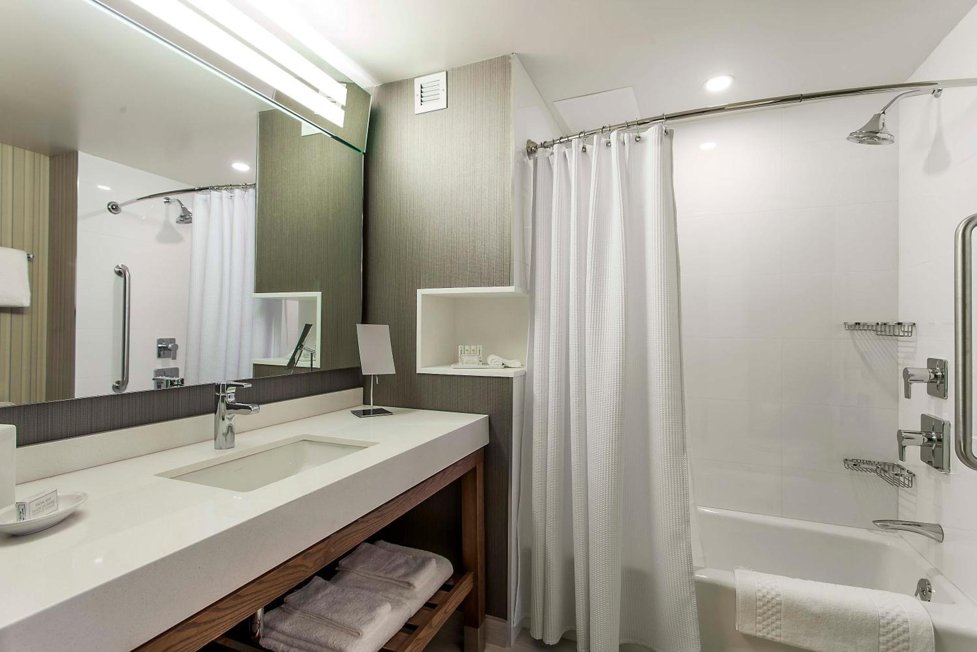 Courtyard By Marriott Montreal West Island/Baie D'Urfe Hotel Buitenkant foto
